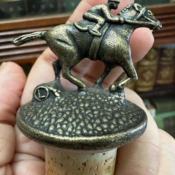 Blanton’s Bourbon Whiskey Cork Bottle Stopper w/ Race Horse & Jockey Letter ‘L’. - Picture 4 of 4